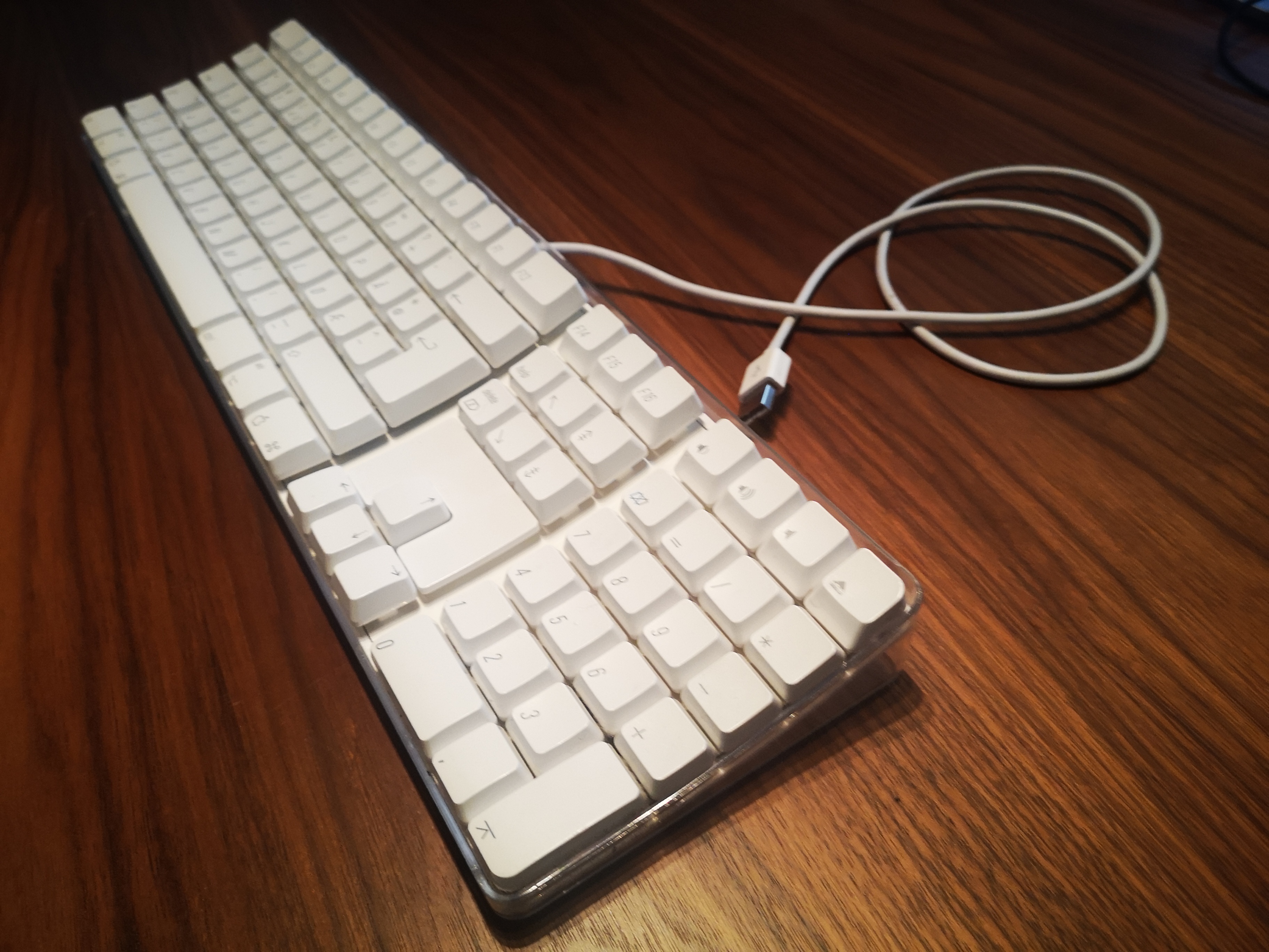 Old Mac Pro 1.1 keyboard. Notice the eject button and the short cord